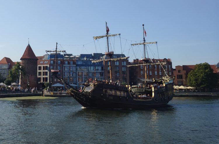 Піратський човен прямує з Гданська до Вестерплатте